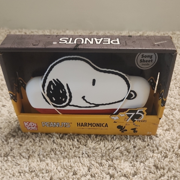 Peanuts Snoopy Harmonica - Red, White, and Black - Picture 5 of 5